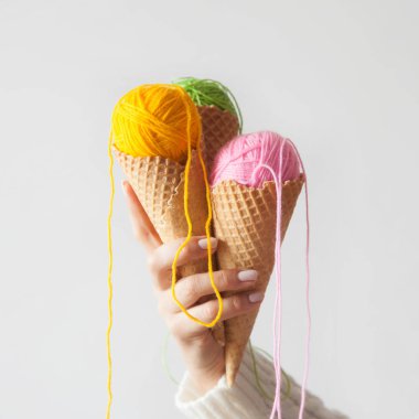 İplik topları bir gözleme külah dondurma için yalan. Renkli yün.