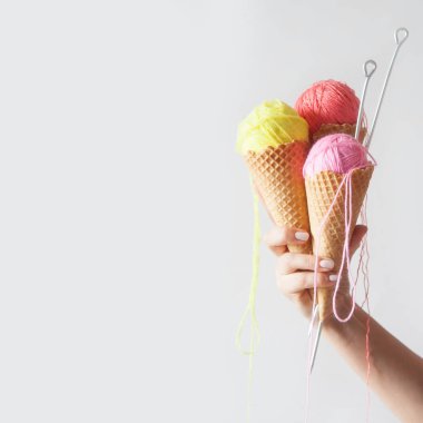 İplik topları bir gözleme külah dondurma için yalan. Renkli yün.