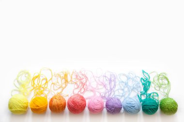 İplik topları bir gözleme külah dondurma için yalan. Renkli yün.