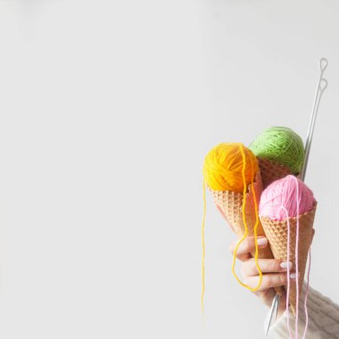 İplik topları bir gözleme külah dondurma için yalan. Renkli yün.