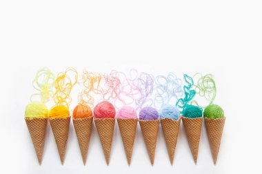 İplik topları bir gözleme külah dondurma için yalan. Renkli yün.