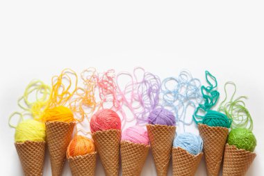 İplik topları bir gözleme külah dondurma için yalan. Renkli yün.