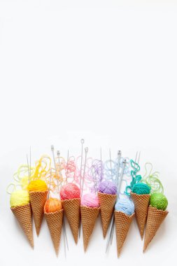 İplik topları bir gözleme külah dondurma için yalan. Renkli yün.