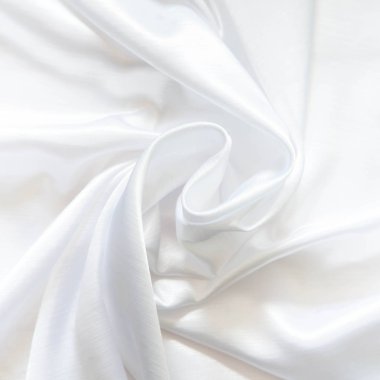 Beyaz parlak ipek ile yumuşak kıvrımlar katlanmış. Mat ve parlak beyaz kumaş.