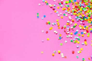 Çerçeve renkli konfeti yaptı. Pembe bir arka plan. 