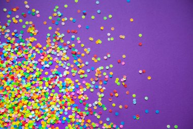 Çerçeve renkli konfeti yaptı. Lila ve menekşe arka plan. 