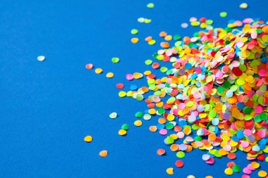 Çerçeve renkli konfeti yaptı. Mavi arka plan. 