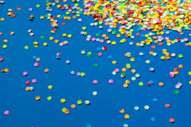 Çerçeve renkli konfeti yaptı. Mavi arka plan. 