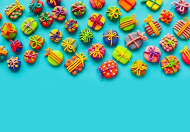 Hamuru çok küçük armağanlar. Mavi arka plan.