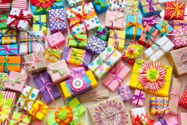 Renkli hediye kutuları renkli şeritler. Beyaz arka plan. Hediyelik