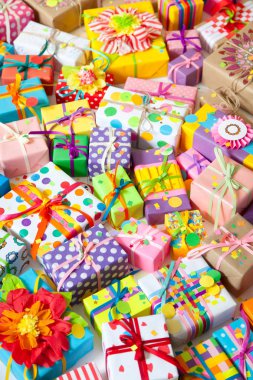 Renkli hediye kutuları renkli şeritler. Beyaz arka plan. Noel veya doğum günü için hediyeler.