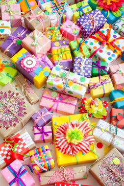 Renkli hediye kutuları renkli şeritler. Beyaz arka plan. Noel veya doğum günü için hediyeler.