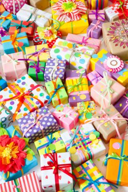 Renkli hediye kutuları renkli şeritler. Beyaz arka plan. Noel veya doğum günü için hediyeler.