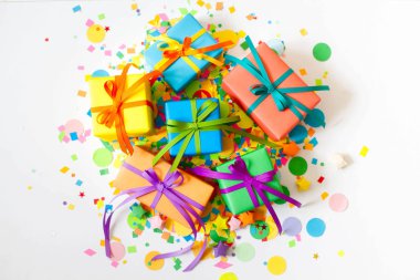 Renkli hediye kutuları renkli şeritler. Beyaz arka plan. Noel veya doğum günü için hediyeler.