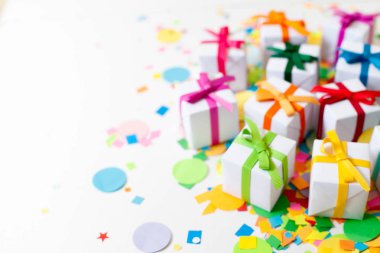 Renkli hediye kutuları renkli şeritler. Beyaz arka plan. Noel veya doğum günü için hediyeler.