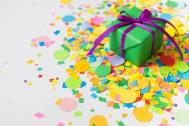 Renkli hediye kutuları renkli şeritler. Beyaz arka plan. Noel veya doğum günü için hediyeler.