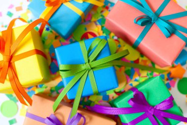 Renkli hediye kutuları renkli şeritler. Beyaz arka plan. Noel veya doğum günü için hediyeler.