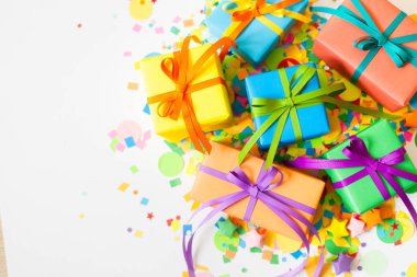 Renkli hediye kutuları renkli şeritler. Beyaz arka plan. Noel veya doğum günü için hediyeler.