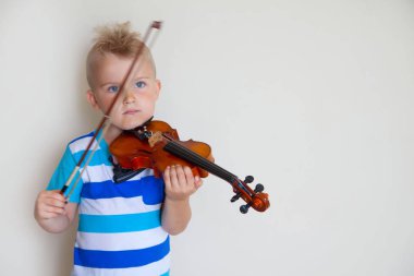 Çocuk keman çalıyor. Çocuk müzik eğitimi.