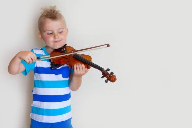 Çocuk keman çalıyor. Çocuk müzik eğitimi.