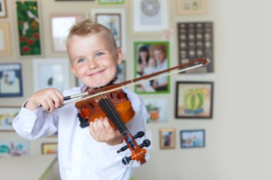 Çocuk keman çalıyor. Çocuk müzik eğitimi.