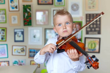 Çocuk keman çalıyor. Çocuk müzik eğitimi.