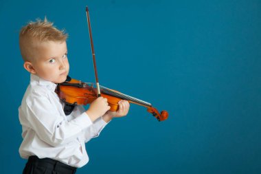 Çocuk keman çalıyor. Çocuk müzik eğitimi.