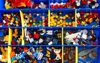Lego blokları sıralanır. Lego klasik depolama.