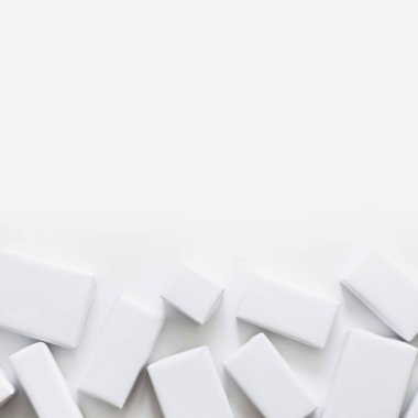 Beyaz temiz kutuları. Kar-beyaz hediyeler yazıtlar olmadan. Beyaz arka plan.