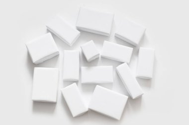 Beyaz temiz kutuları. Kar-beyaz hediyeler yazıtlar olmadan. Beyaz arka plan.