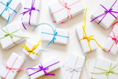 Beyaz renk hediye kutuları. Renkli saten kurdeleler. Beyaz arka plan.