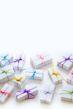 Beyaz renk hediye kutuları. Renkli saten kurdeleler. Beyaz arka plan.