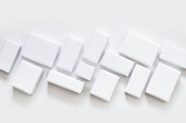 Beyaz temiz kutuları. Kar-beyaz hediyeler yazıtlar olmadan. Beyaz arka plan.