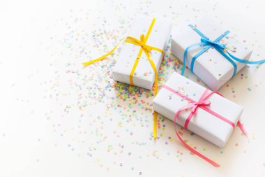 Beyaz renk hediye kutuları. Renkli saten kurdeleler. Beyaz arka plan.