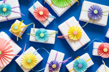 Mavi arka plan. Birçok hediyeler farklı boyutlarda. Beyaz hediye kutuları.