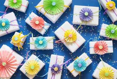 Mavi arka plan. Birçok hediyeler farklı boyutlarda. Beyaz hediye kutuları.