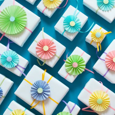 Turkuaz arka plan. Birçok hediyeler farklı boyutlarda. Beyaz hediye kutuları.