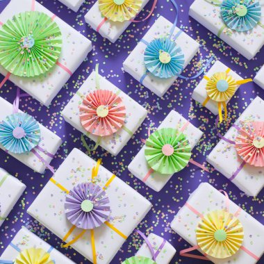 Mavi arka plan. Birçok hediyeler farklı boyutlarda. Beyaz hediye kutuları.