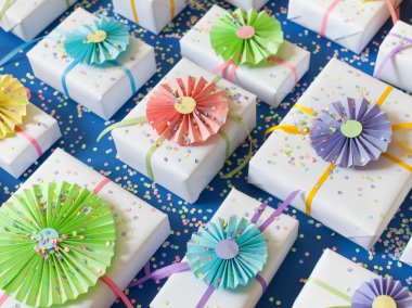 Mavi arka plan. Birçok hediyeler farklı boyutlarda. Beyaz hediye kutuları.