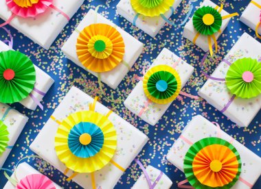 Mavi arka plan. Birçok hediyeler farklı boyutlarda. Beyaz hediye kutuları.