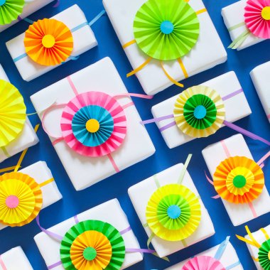 Mavi arka plan. Birçok hediyeler farklı boyutlarda. Beyaz hediye kutuları.