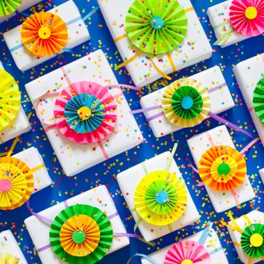 Mavi arka plan. Birçok hediyeler farklı boyutlarda. Beyaz hediye kutuları.