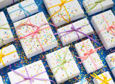 Mavi arka plan. Birçok hediyeler farklı boyutlarda. Beyaz hediye kutuları.