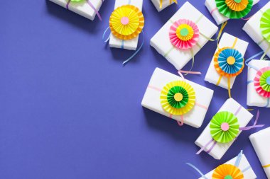 Lila arka plan. Birçok hediyeler farklı boyutlarda. Beyaz hediye kutuları.