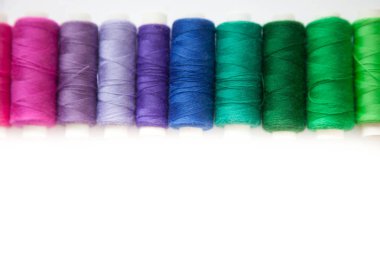 Renk iplik dikiş için. Beyaz arka plan.