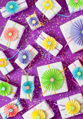 Lila arka plan. Birçok hediyeler farklı boyutlarda. Beyaz hediye kutuları. 