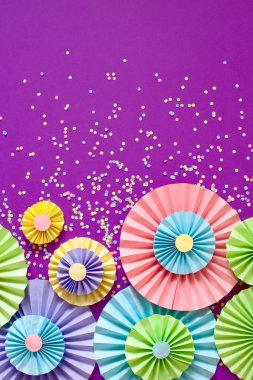 Lila arka plan. Birçok hediyeler farklı boyutlarda. Beyaz hediye kutuları. 