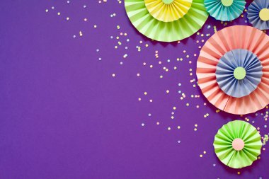 Lila arka plan. Birçok hediyeler farklı boyutlarda. Beyaz hediye kutuları. 