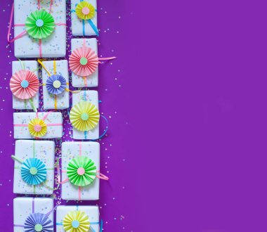 Lila arka plan. Birçok hediyeler farklı boyutlarda. Beyaz hediye kutuları. 