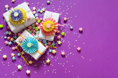 Lila arka plan. Birçok hediyeler farklı boyutlarda. Beyaz hediye kutuları. 